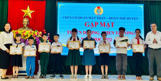 Công đoàn cơ sở cơ quan Mặt trận – Đoàn thể huyện tổ chức Gặp mặt tuyên dương, khen thưởng năm học 2022-2023