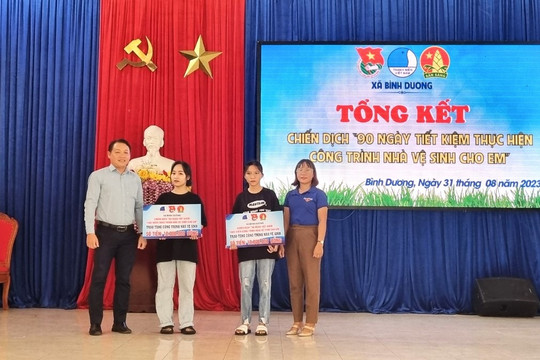 Trao hỗ trợ 2 công trình vệ sinh từ chương trình “90 ngày tiết kiệm thực hiện công trình nhà vệ sinh cho em”