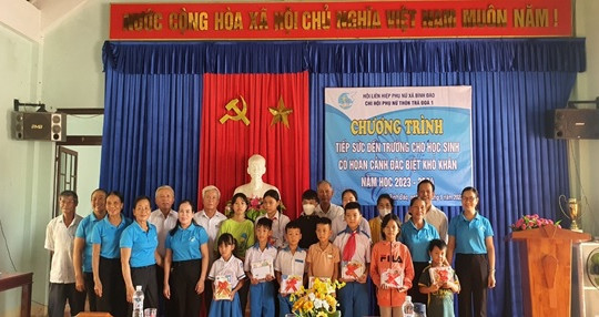 Bình Dương, Bình Đào: Trao quà cho trẻ em nghèo, có hoàn cảnh khó khăn