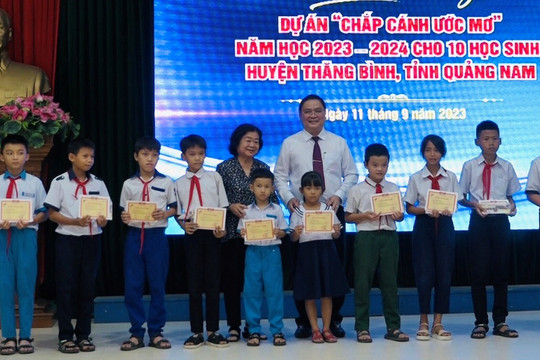 Nguyên Phó Chủ tịch nước Trương Mỹ Hoa trao học bổng tại huyện Thăng Bình