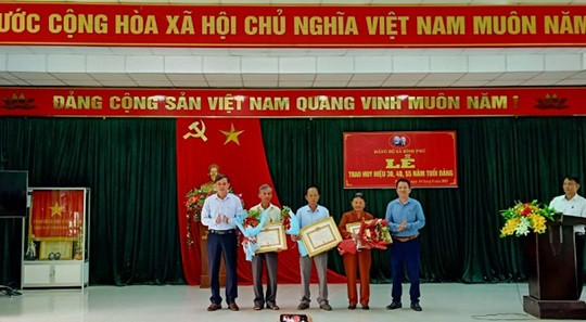 Bình Phú trao huy hiệu đảng cho đảng viên