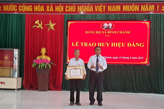 Bình Chánh: Trao huy hiệu Đảng và tổ chức hội thi tuyên truyền viên giỏi 2023