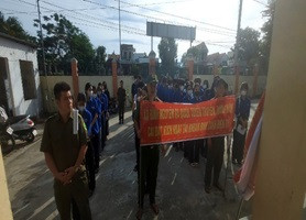 Công an huyện Thăng Bình ra quân hướng dẫn người dân kích hoạt tài khoản định danh điện tử (VNeID)