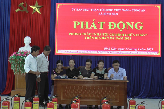 Xã Bình Đào trao 200 bình chữa cháy cho người dân