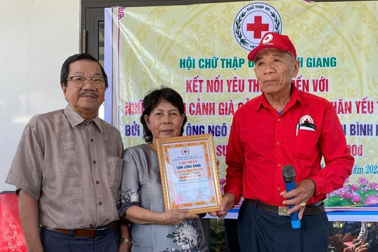 Hội Chữ thập đỏ xã Bình Giang tổ chức trao quà cho hộ nghèo, hộ cận nghèo