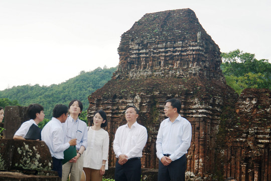 📹  Hoàng Thái tử Nhật Bản Akishino và Công nương Kiko thăm Di sản văn hóa thế giới Mỹ Sơn
