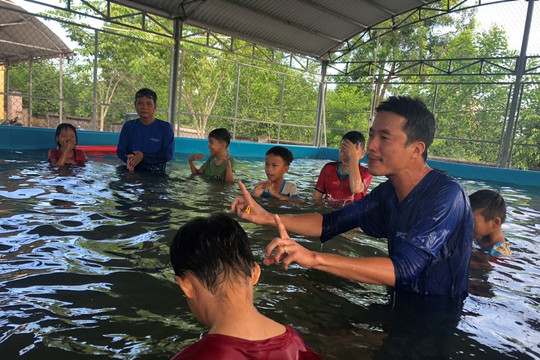 Khai giảng lớp dạy bơi an toàn, phòng chống đuối nước cho học sinh