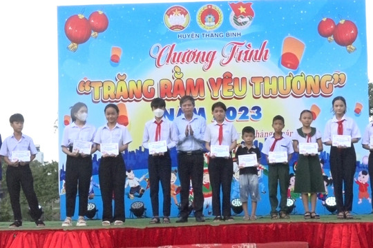 Thiếu nhi Thăng Bình vui hội “Trăng rằm yêu thương”