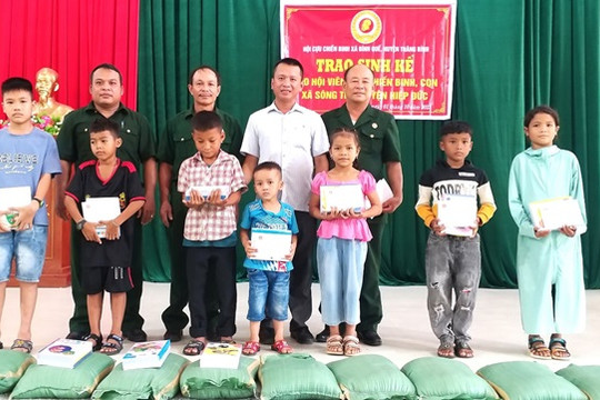 Hội CCB Bình Quế trao sinh kế tại xã Sông Trà (Hiệp Đức)