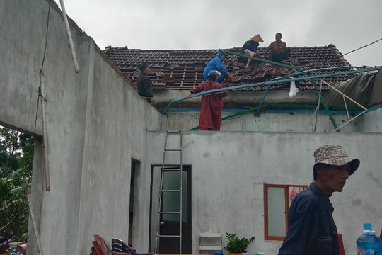 Gió lốc làm 3 ngôi nhà ở xã Bình Quý bị tốc mái