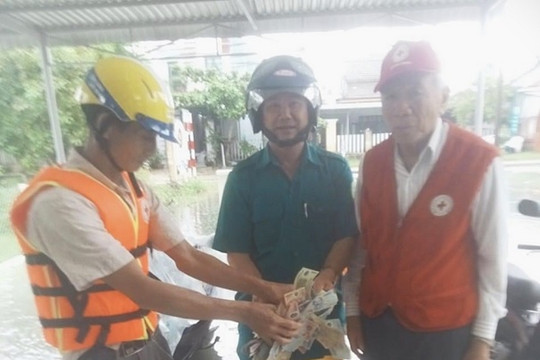 Hội chữ thập đỏ xã Bình Giang quyên góp hỗ trợ nạn nhân bị đuối nước