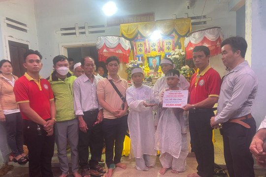 Câu lạc bộ Máu nóng TP Đà Nẵng đến thăm hỏi, động viên và trao tiền hỗ trợ cho thân nhân gia đình Anh Võ Văn L bị tai nạn đuối nước tại xã Bình Giang