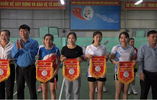 LĐLĐ huyện Thăng Bình khai mạc giải Cầu lông chào mừng ngày Nhà giáo Việt Nam