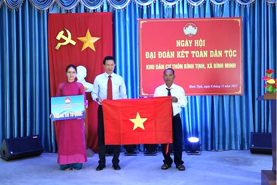 Mặt trận Thăng Bình trao 500 lá cờ Tổ quốc cho ngư dân khu dân cư  Bình Tịnh
