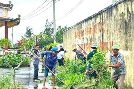 CCB Bình Triều trồng cây xanh tại nghĩa trang liệt sĩ xã