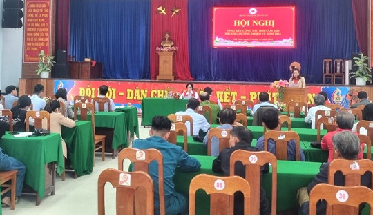 Hội CTĐ thị trấn Hà Lam vận động hơn 729 triệu đồng tiền quà trao tặng người yếu thế