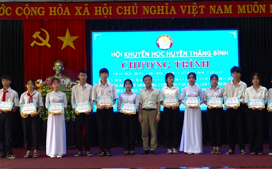 Trao 54 suất học bổng cho học sinh huyện Thăng Bình
