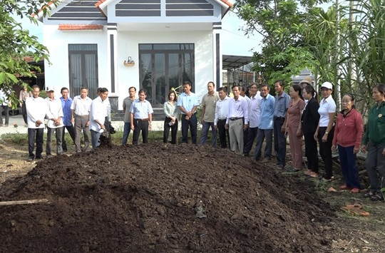 Làm phân hữu cơ từ phụ phẩm rơm nấm