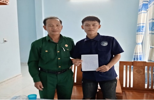 Hội CCB xã Bình Đào vận động thanh niên viết đơn tình nguyện đi khám sức khỏe NVQS năm 2024