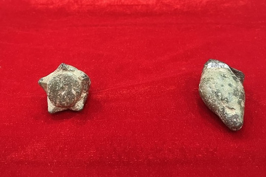 Hai chi tiết Con Ốc và Đóa Sen của bảo vật Quốc gia Tượng Bồ tát Tara vừa được bàn giao cho Bảo tàng Điêu khắc Chăm TP.Đà Nẵng