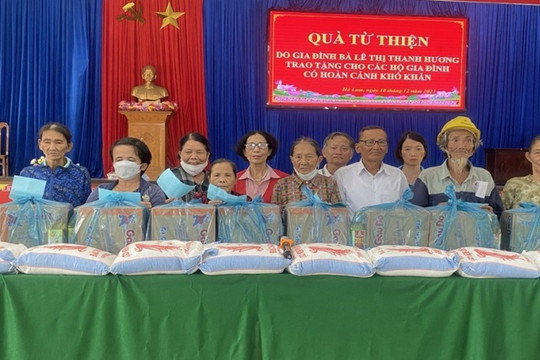 Hội LHPN thị trấn Hà Lam trao quà cho HVPN nghèo và nhận đỡ đầu trẻ em có hoàn cảnh khó khăn