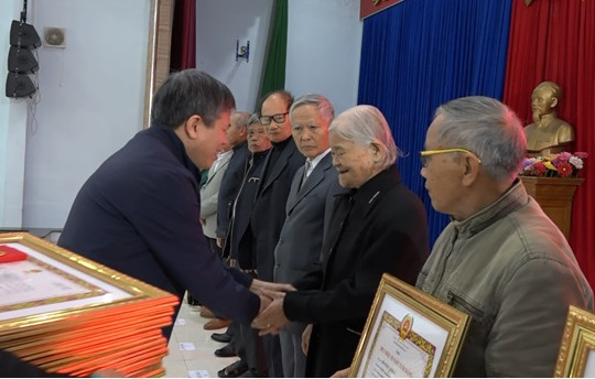 Đảng bộ thị trấn Hà Lam trao huy hiệu đảng cho 35 đảng viên và tổng kết tình hình thực hiện Nghị quyết năm 2023