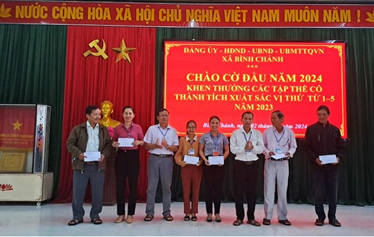 Bình Chánh tổ chức lễ Chào cờ đầu năm 2024 và khen thưởng cho tập thể, cá nhân có thành tích xuất sắc  trong năm 2023