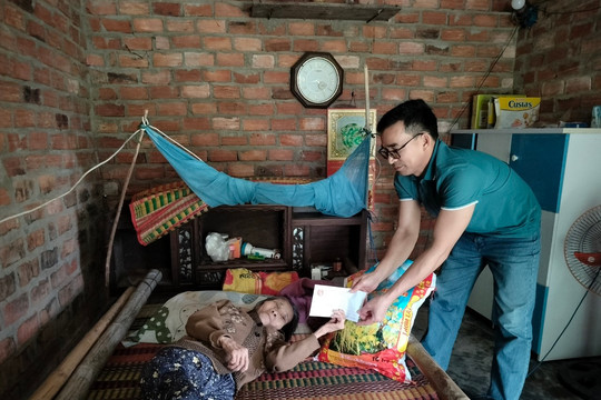 Công đoàn Kho bạc Nhà nước Thăng Bình tặng quà tết cho các gia đình có hoàn cảnh khó khăn