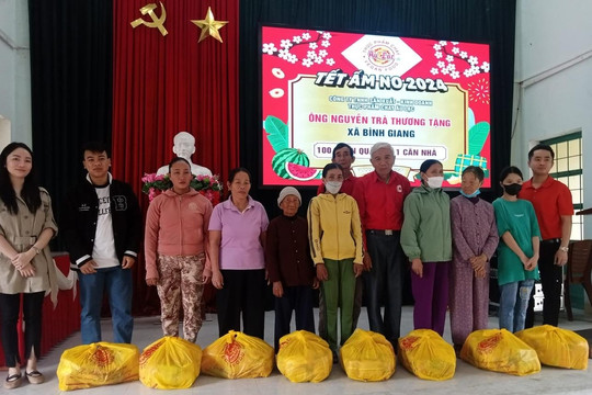 Trao 100 suất quà và 01 căn nhà cho các hộ nghèo trên địa bàn xã Bình Giang
