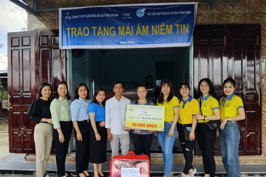 Hội LHPN huyện Thăng Bình trao tặng nhà tại Bình Quý