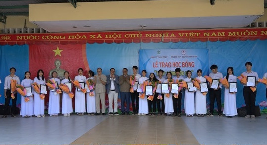 Trao 20 suất học bổng cho học sinh trường THPT Nguyễn Thái Bình