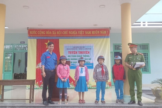 Tuyên truyền về “An toàn giao thông và Nói không với pháo nổ” cho học sinh