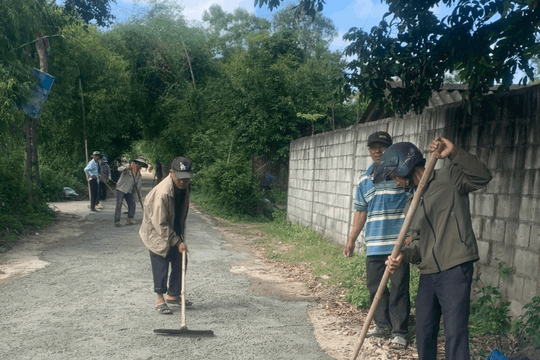 Chi hội CCB thôn Thái Đông, xã Bình Nam tổ chức ra quân tu sửa tuyến đường phục vụ bà con Nhân dân đi lại trong dịp Tết nguyên đán Giáp Thìn 2024