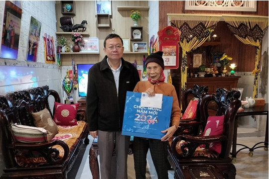 BHXH huyện Thăng Bình thăm, chúc tết Mẹ Việt Nam anh hùng