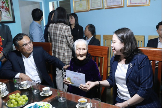 Ủy viên Trung ương Đảng, Phó Chủ tịch nước Võ Thị Ánh Xuân thăm, chúc tết Mẹ Việt Nam anh hùng tại Thăng Bình