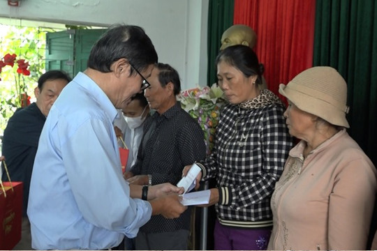 Hội Người cao tuổi tỉnh trao 20 suất quà tết tại huyện Thăng Bình