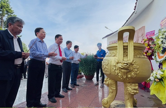 Phó Chủ tịch Thường trực UBND tỉnh Quảng Nam Nguyễn Hồng Quang dâng hương tại các di tích lịch sử huyện Thăng Bình