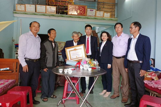 Trao Huy hiệu 60 năm tuổi Đảng cho đảng viên Nguyễn Văn Tân, xã Bình Sa