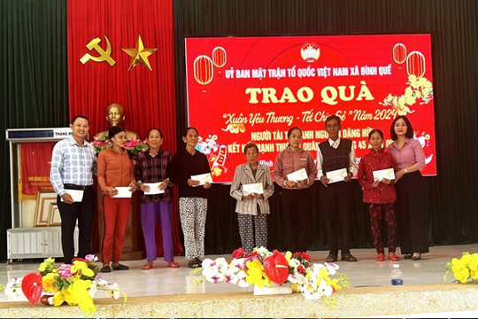 Mặt trận Bình Quế trao quà cho hộ nghèo