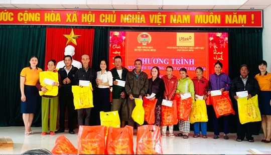 Hội Nông dân huyện Thăng Bình trao 66 suất quà tết