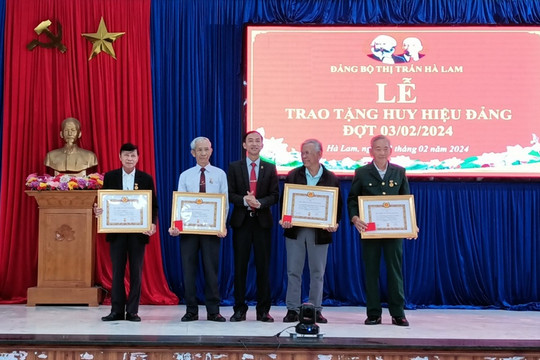 Đảng bộ thị trấn Hà Lam trao Huy hiệu Đảng cho 18 đảng viên