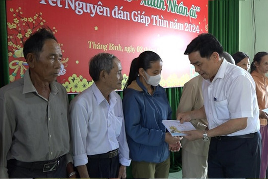 Phó Bí thư Thường trực Tỉnh ủy Lê Văn Dũng trao quà tết cho người dân huyện Thăng Bình