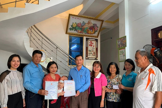 Hà Lam (Thăng Bình) thí điểm mô hình “Trao giấy khai sinh, thẻ BHYT cho trẻ em tại nhà"