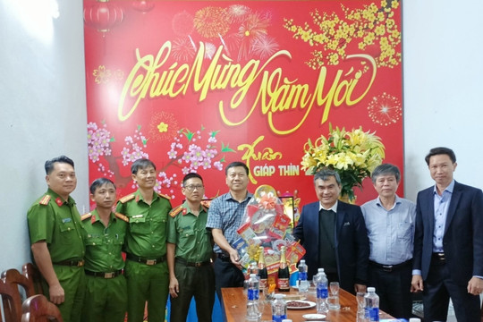 Lãnh đạo huyện thăm và chúc Tết các đơn vị Công an, Quân sự  Viện kiểm