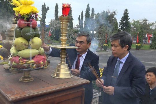 Lãnh đạo huyện Thăng Bình dâng hương tưởng niệm các anh hùng liệt sĩ nhân dịp Tết Nguyên đán Giáp Thìn 2024