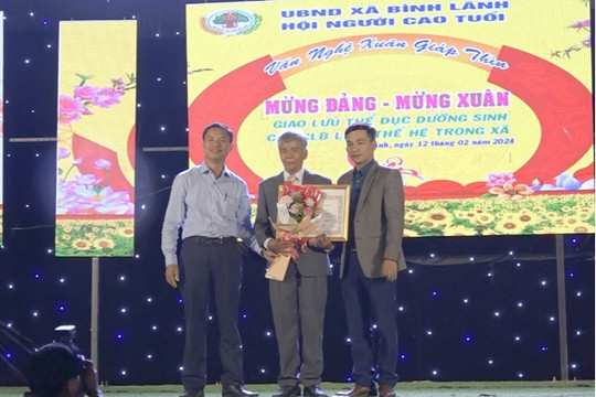 Hội Người cao tuổi xã Bình Lãnh đón nhận bằng khen của Trung ương Hội Người cao tuổi Việt Nam