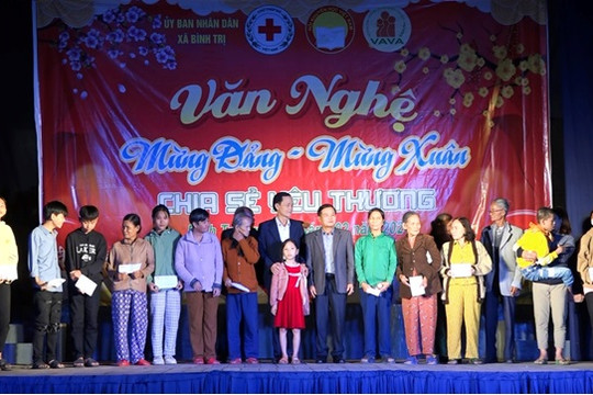 Xã Bình Trị trao 21 suất quà cho người nghèo, nạn nhân chất độc da cam