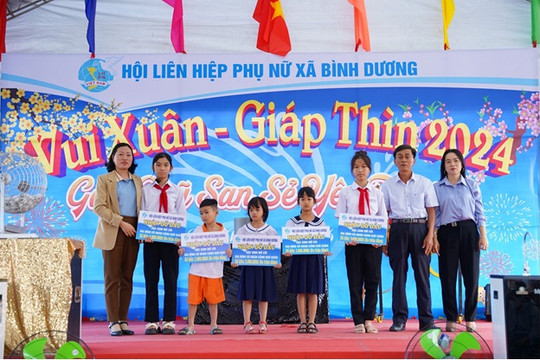 Hội LHPN xã Bình Dương (Thăng Bình) nhận đỡ đầu 5 em học sinh