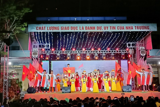 Trường THPT Tiểu La vận động trên 100 triệu đồng ủng hộ học sinh nghèo