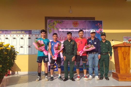 Chi hội CCB thôn Vân Tiên, xã Bình Đào tổ chức giao hữu bóng chuyền nam Cựu chiến binh